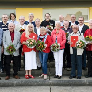 Landesvorsitzender Thorsten Schäfer-Gümbel und Ortsvereinsvorsitzender Hans-Peter Steckbauer mit den Jubilaren