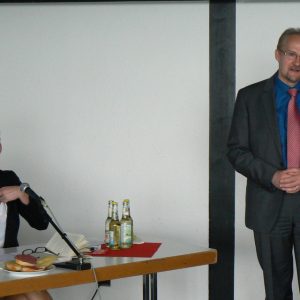 Landrätin Anita Schneider und Bürgermeister Thomas Brunner bei der Lesung "Wundertütenkind"