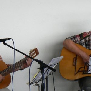 Das Atzbacher Mundartduo "Die Spätzünder" in Aktion