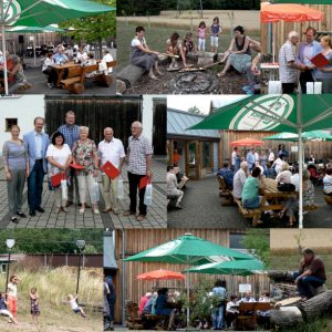 Eine Kollage verschiedener Fotos vom SPD-Sommerfest. Dagmar Schmidt MdB ehrt Jubilare, Kinder fahren Seilbahn, Gäste backen Stockbrot, Beisammensein bei Musik und Kaffe, Bambi meditiert am Lagerfeuer