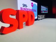 Die Bühne des Parteitages. In großen roten 3D-Lettern "SPD", dahinter der Schriftzug "SPD-Bundesparteitag" und das Wort "Zukunft"