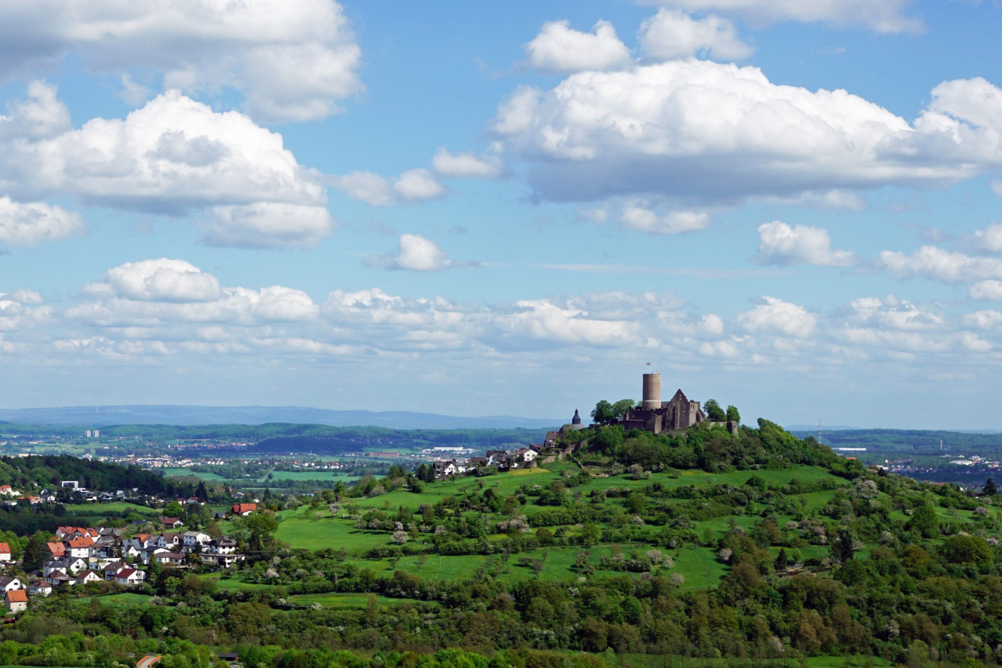 Eine Luftaufnahme der Burg Gleiberg mit den angrenzenden Dörfern.