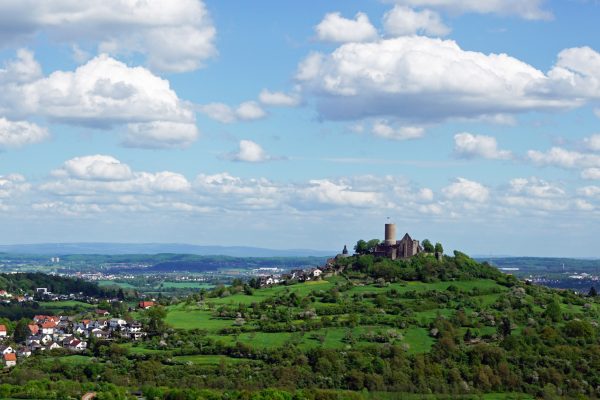 Eine Luftaufnahme der Burg Gleiberg mit den angrenzenden Dörfern.