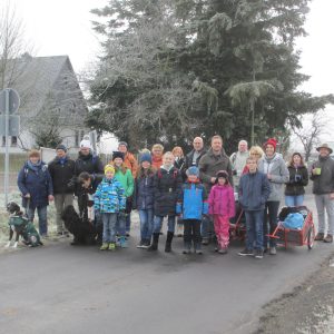 Die TeilnehmerInnen (7 Kinder, 15 Erwachsene, 2 Hunde) mit Bollerwagen am Krofdorfer Ortsausgang Richtung Waldhaus