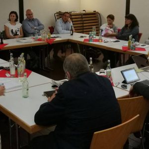 Die 21 TeilnehmerInnen an der Fraktions- und Vorstandsklausur im Tempelchen Gleiberg diskutieren.