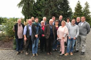 Gruppenbild: ein Teil der Fraktion und des Ortsvereinsvorstandes vor dem Hotel in Limburg