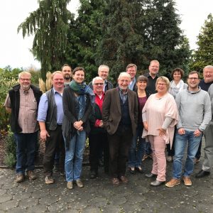 Gruppenbild: ein Teil der Fraktion und des Ortsvereinsvorstandes vor dem Hotel in Limburg